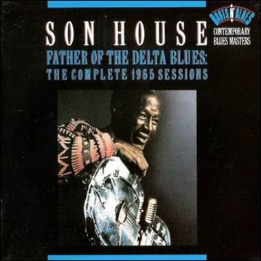 A person holding a microphone

Description automatically generated