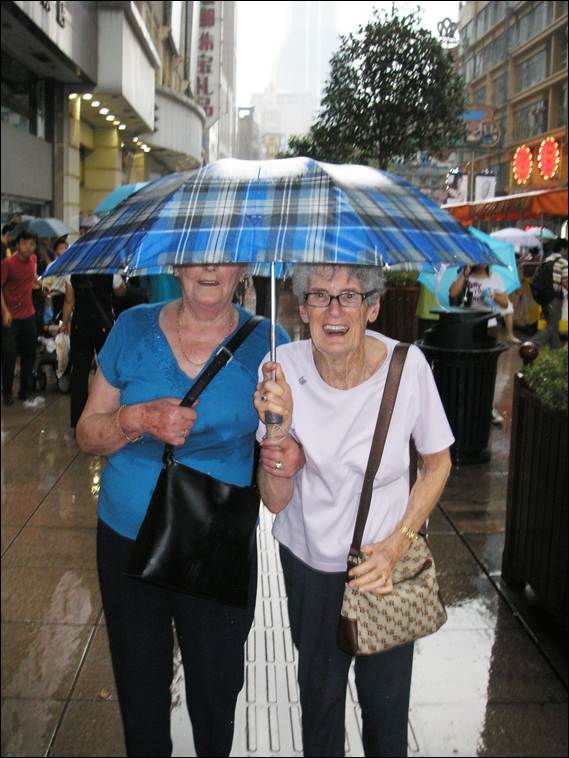 A couple of women under an umbrella

AI-generated content may be incorrect.